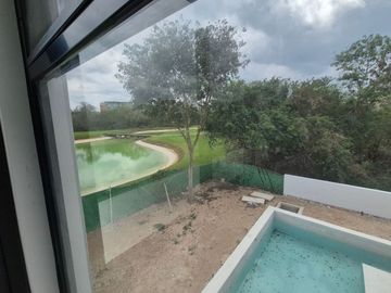 Casa con alberca privada y vista al campo de golf, en venta, Zona Norte, Merida