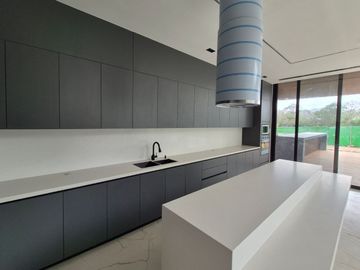 Casa con alberca privada y vista al campo de golf, en venta, Zona Norte, Merida