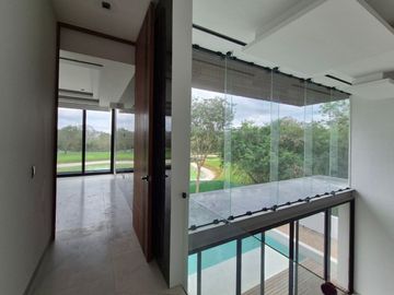 Casa con alberca privada y vista al campo de golf, en venta, Zona Norte, Merida