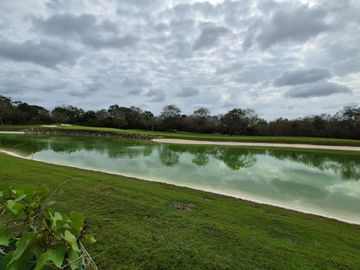 Casa con alberca privada y vista al campo de golf, en venta, Zona Norte, Merida