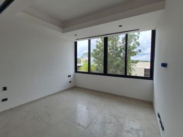Casa con alberca privada y vista al campo de golf, en venta, Zona Norte, Merida