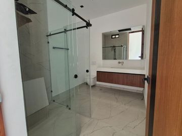 Casa con alberca privada y vista al campo de golf, en venta, Zona Norte, Merida