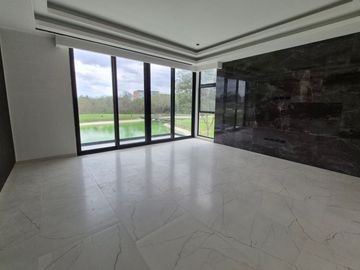 Casa con alberca privada y vista al campo de golf, en venta, Zona Norte, Merida