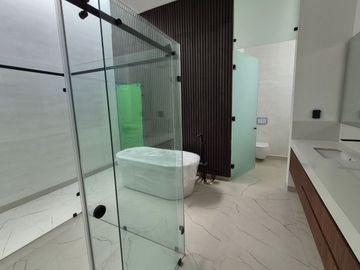 Casa con alberca privada y vista al campo de golf, en venta, Zona Norte, Merida