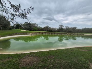 Casa con alberca privada y vista al campo de golf, en venta, Zona Norte, Merida