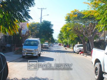 VENDEMOS Casa en Calle principal en excelente Villa