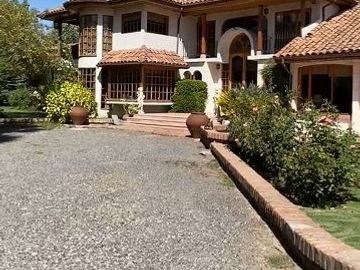 Fabulosa Propiedad En Venta Casa 600 Mts2 + 400Mts2 Galpones y Oficinas
