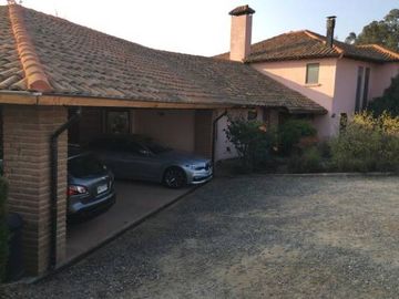 PARCELA EN CONDOMINIO VALLE DEL HUINGANAL CON PRECIOSA CASA PATRONAL