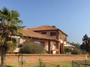 PARCELA EN CONDOMINIO VALLE DEL HUINGANAL CON PRECIOSA CASA PATRONAL