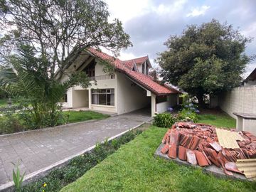 Venta casa Club Los Chillos área 1160 m2