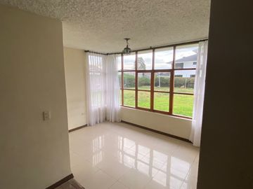 Venta casa Club Los Chillos área 1160 m2