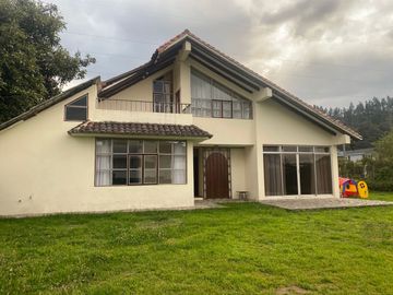 Venta casa Club Los Chillos área 1160 m2