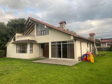 Venta casa Club Los Chillos área 1160 m2