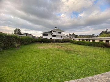 Venta casa Club Los Chillos área 1160 m2