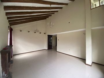 Venta casa Club Los Chillos área 1160 m2