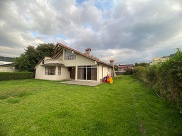 Venta casa Club Los Chillos área 1160 m2