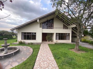 Venta casa Club Los Chillos área 1160 m2