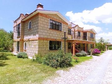 🎯 Inversionistas, ¡atención! Casa + 4 departamentos en terreno enorme, ¡potencial al máximo! 🌳💰