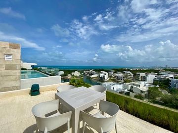 DEPARTAMENTO CON PRECIO DE OPORTUNIDAD, AMUEBLADO Y EQUIPADO EN RIVA, PUERTO CANCUN, IDEAL PARA RENTA VACACIONAL