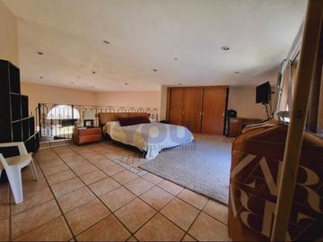 VENTA. RESIDENCIA. 2 LOFTS ADICIONALES. LOMAS DE GALLE ESCONDIDO. SEGURIDAD.