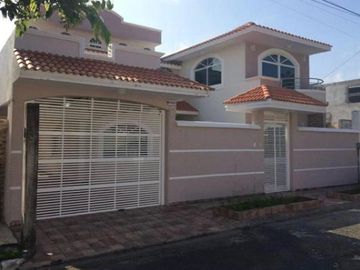 En VENTA Casa Residencial en el Fracc. Floresta