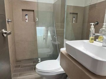A MINUTOS DEL CLUB BURGOS MODERNA CASA CON ALBERCA PROPIA JARDIN