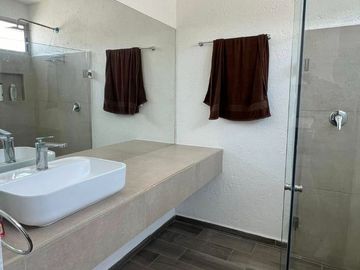 A MINUTOS DEL CLUB BURGOS MODERNA CASA CON ALBERCA PROPIA JARDIN