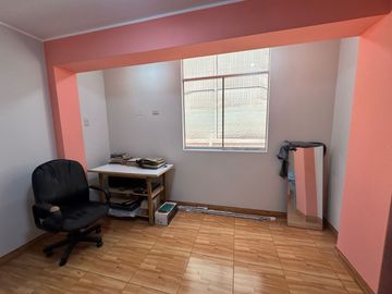 ¡Gran Oportunidad en San Juan de Lurigancho! Casa de 2 pisos con proyección a 6 pisos – Ideal para vivir, alquilar o invertir.