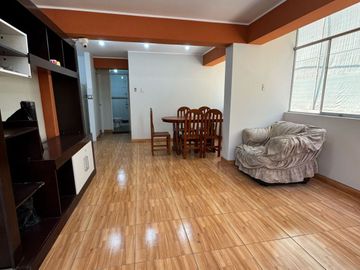 ¡Gran Oportunidad en San Juan de Lurigancho! Casa de 2 pisos con proyección a 6 pisos – Ideal para vivir, alquilar o invertir.