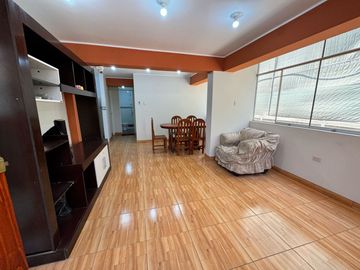 ¡Gran Oportunidad en San Juan de Lurigancho! Casa de 2 pisos con proyección a 6 pisos – Ideal para vivir, alquilar o invertir.