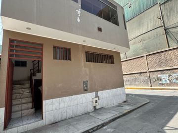 ¡Gran Oportunidad en San Juan de Lurigancho! Casa de 2 pisos con proyección a 6 pisos – Ideal para vivir, alquilar o invertir.
