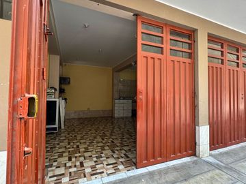 ¡Gran Oportunidad en San Juan de Lurigancho! Casa de 2 pisos con proyección a 6 pisos – Ideal para vivir, alquilar o invertir.