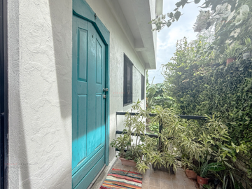 3 Bedroom with Attic and Basement - A 4 Storey artist's Haven