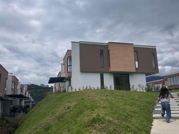 SE VENDE ESPECTACULAR CASA A LA VENTA EN LA FLORIDA