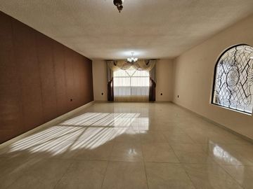 Casa Residencial en Venta en Guadalupe, en Privada Lomas de Bernárdez