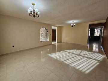Casa Residencial en Venta en Guadalupe, en Privada Lomas de Bernárdez
