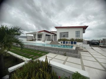VILLAMIL PLAYAS VENDO HERMOSA CASA VACACIONAL EN URB. LAS LAGUNAS