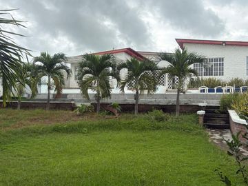 VILLAMIL PLAYAS VENDO HERMOSA CASA VACACIONAL EN URB. LAS LAGUNAS