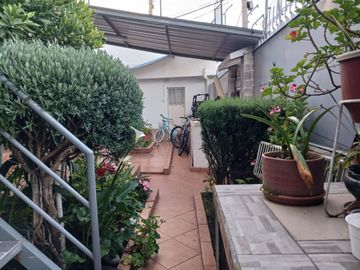 Vendo Casa  Esquinera Rentera Familiar e Independiente  en la Avenida Granda Centeno