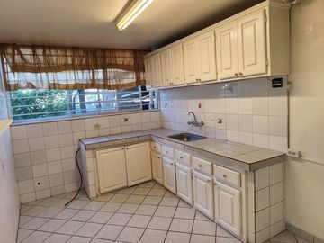 Vendo Casa  Esquinera Rentera Familiar e Independiente  en la Avenida Granda Centeno