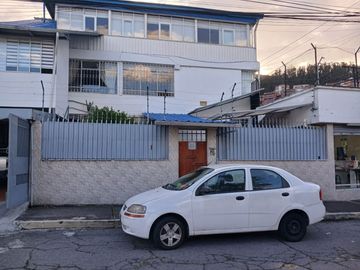 Vendo Casa  Esquinera Rentera Familiar e Independiente  en la Avenida Granda Centeno
