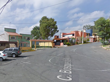 Casa en Venta. Paseos del Bosque, Naucalpan, EDOMEX. Remate Hipotecario.