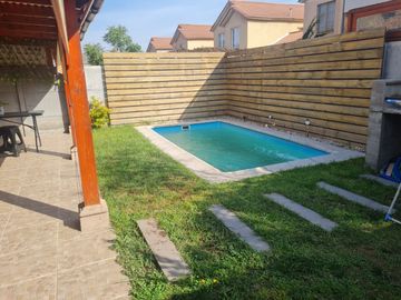 Aislada, piscina, sólida 2 pisos.