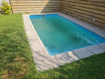 Aislada, piscina, sólida 2 pisos.