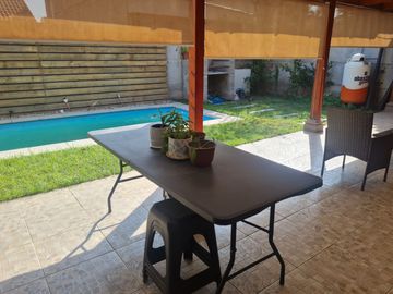 Aislada, piscina, sólida 2 pisos.
