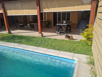 Aislada, piscina, sólida 2 pisos.