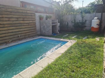 Aislada, piscina, sólida 2 pisos.