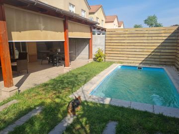 Aislada, piscina, sólida 2 pisos.