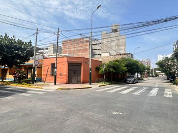 Se vende casa como TERRENO en esquina en plena zona de crecimiento vertical en Barranco