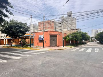 Se vende casa como TERRENO en esquina en plena zona de crecimiento vertical en Barranco